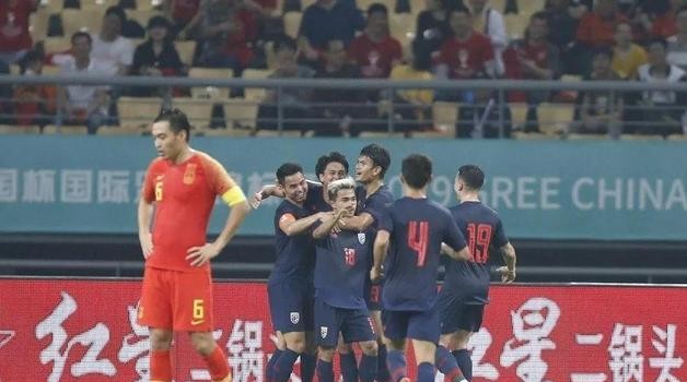 国足VS泰国,直播镜头外,那些比比分更真实的东西 国足VS泰国,直播镜头外,那些比比分更真实的东西